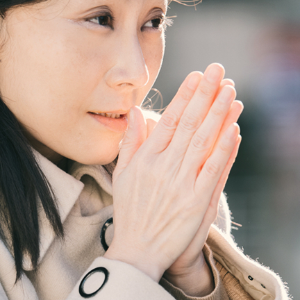 寒いと指先の色が白や紫になる